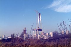 img625-1988jan04-skybridge-construction