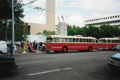 Crowds lineup for ETS trolley tour 2000