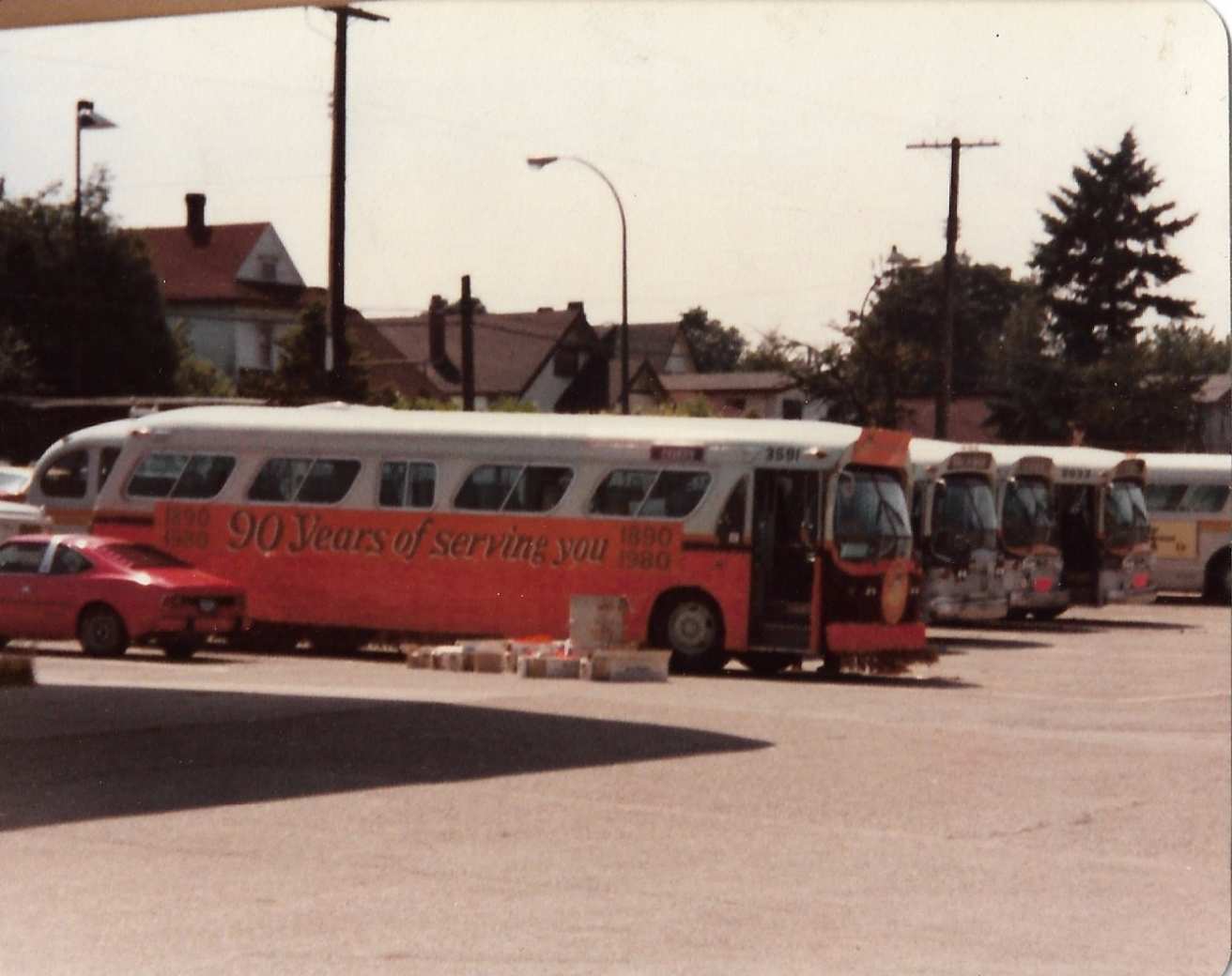 A group of buses parked in a parking lot

Description automatically generated with medium confidence
