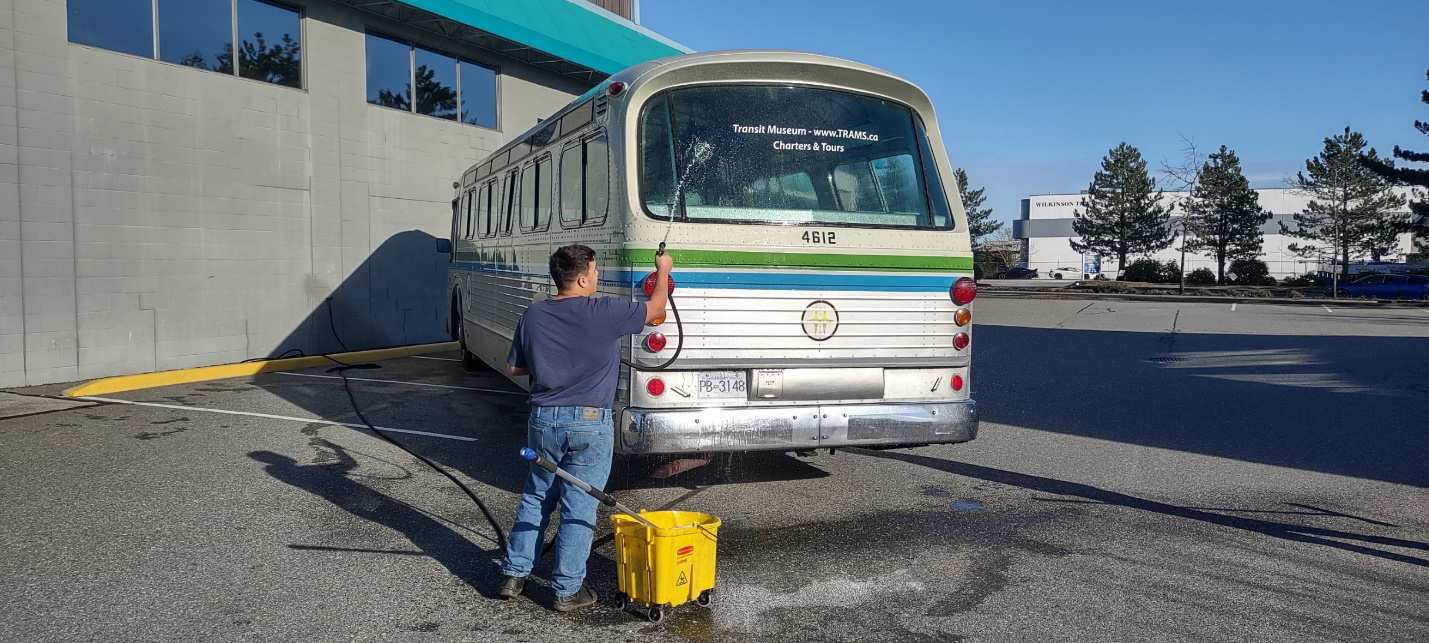 A person standing next to a bus

Description automatically generated with low confidence