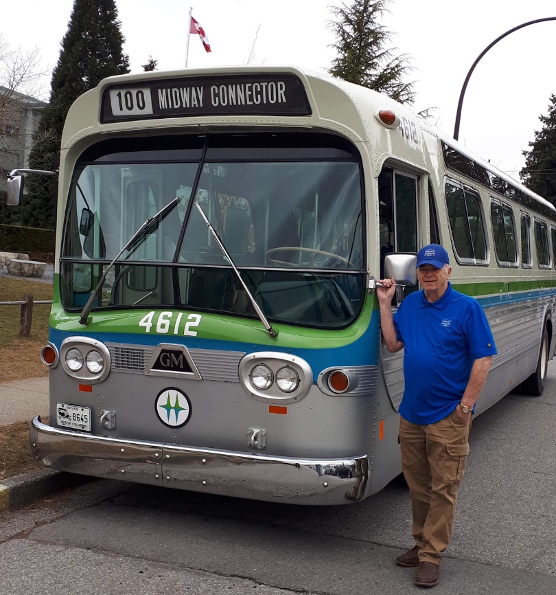 A person standing next to a bus Description automatically generated