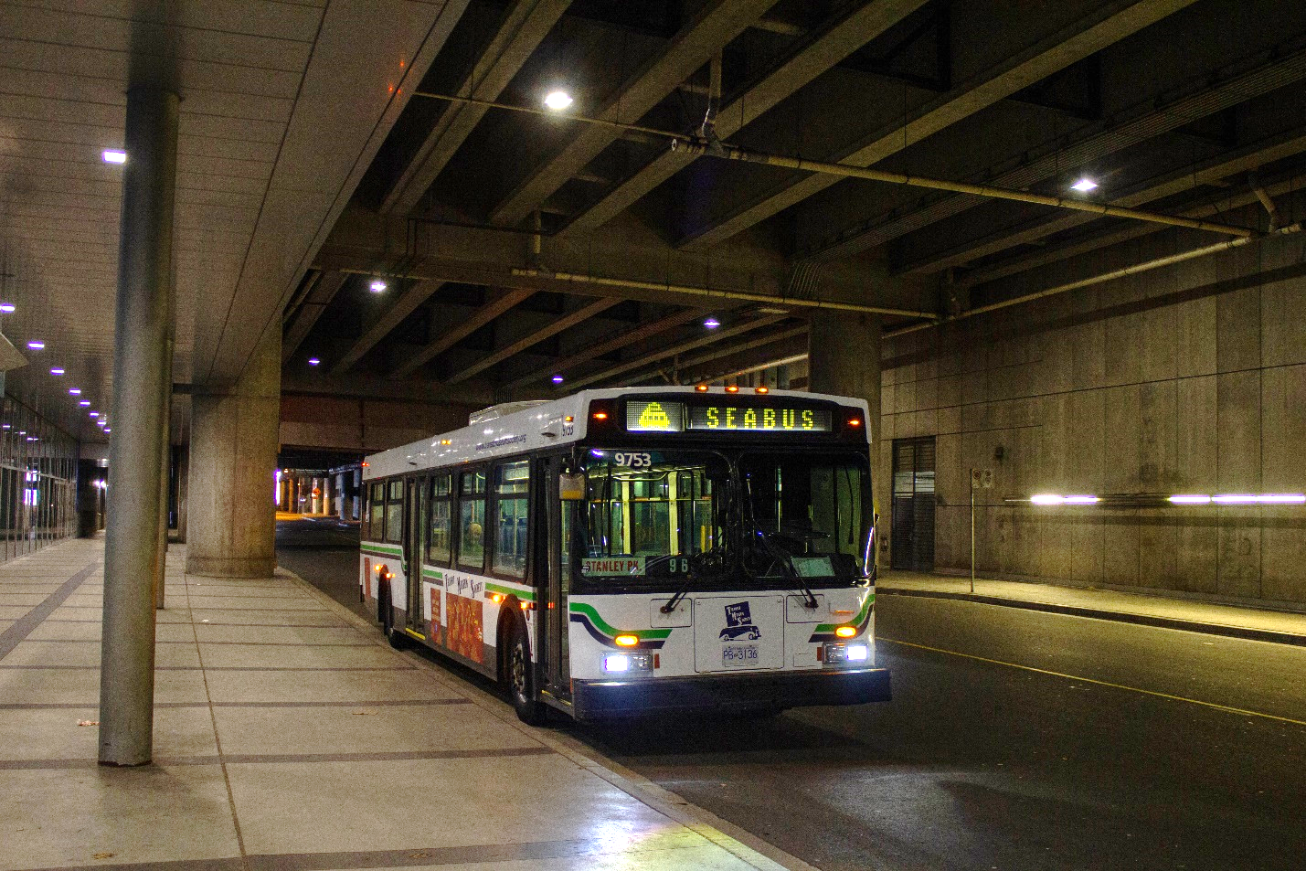 A bus in a tunnel

Description automatically generated